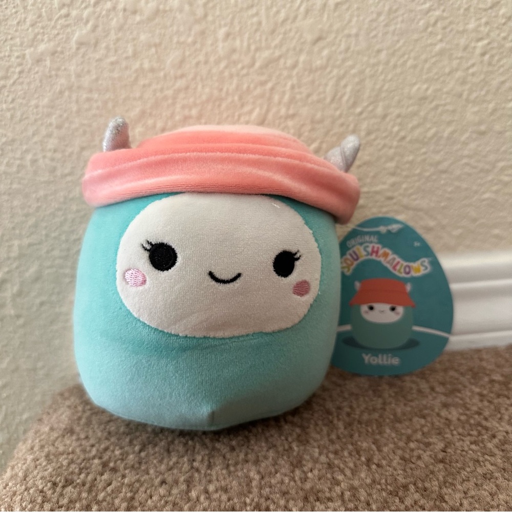 SQUISHMALLOWS Yollie the Yeti 5in NWT
